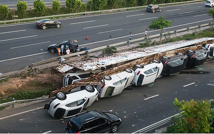Xe tải chở 11 xe sang lật nhào tại Trung Quốc